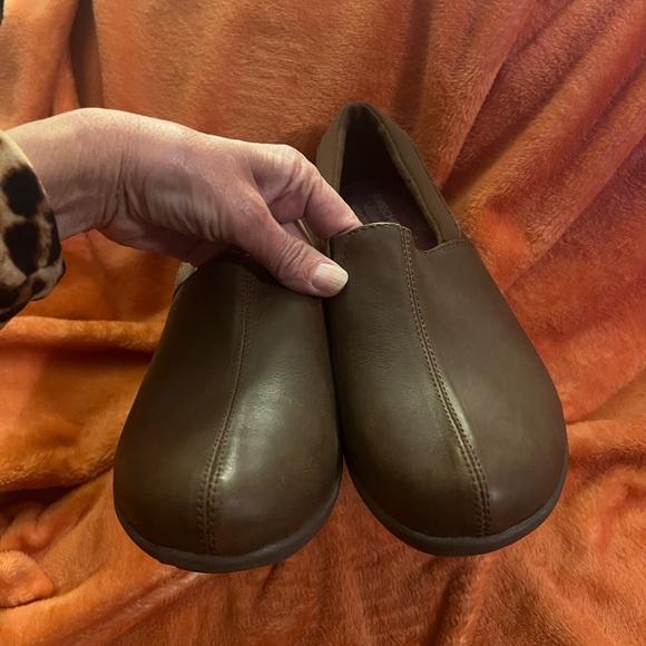 Skechers Leather Upper Relaxed Fit Memory Foam Women 10 Shoes, new without tags - Picture 3 of 7
